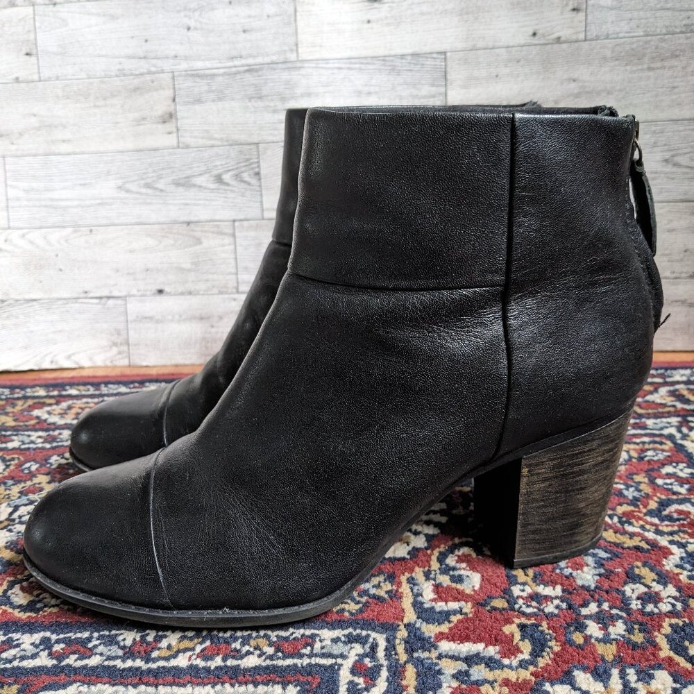 Clarks Boots Women's 10 Black Leather Zip Cap Toe Comfort Heeled Ankle Booties